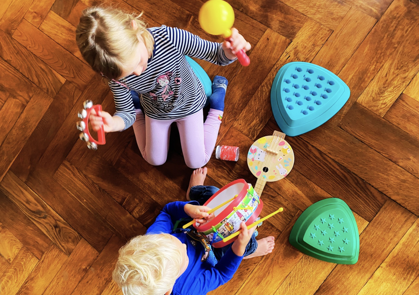 Eltern-Kind-Singen <em>Eltern Singen mit Kleinkindern bis 5 Jahre alt</em>
Im gemeinsamen Singen und Spielen begegnen sowohl die Erwachsenen wie auch die Kinder, schon von ganz klein auf - eine spielerische Entdeckungsreise in die Welt der Musik.
Rhythmus- und Sprachgefühl, soziales Lernen und die allgemeine Entwicklung werden gleichermassen gefördert.
Wir nehmen uns Zeit zum Singen, Musizieren und geniessen die Gemeinschaft.
<strong>Zeit:</strong> 9.30 - 10.30 Uhr
<strong>Kosten pro Familie:</strong>
15.00 CHF pro Lektion/Mitglied
20.00 CHF pro Lektion/Nichtmitglied
<em>inklusive zNüni</em>
<img class="alignnone size-medium wp-image-33729" src="https://familienzentrum-bezirk-affoltern.ch/wp-content/uploads/2025/07/ElKi-Singen-2025-300x211.png" alt="Elki singen 2025" width="300" height="211" />
<a href="https://familienzentrum-bezirk-affoltern.ch/wp-content/uploads/2025/07/Eltern_Kind_Singen_2025.pdf" target="_blank" rel="noopener">Flyer herunterladen</a>