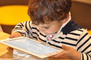 Kinder und Umgang mit Technologie