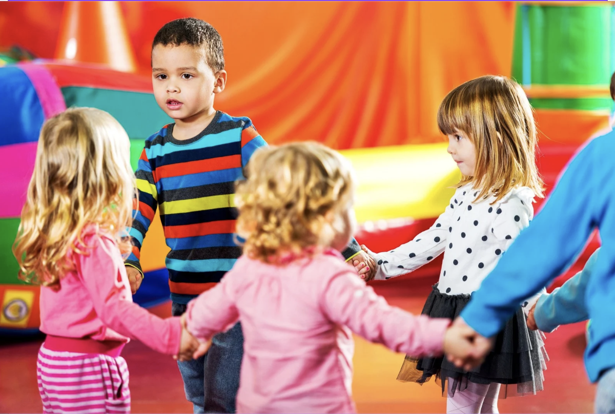<em>Tanzkurs für Kinder ab ca. 3 Jahren bis Kindergarteneintritt</em>

Die Kinder vergnügen sich tänzerisch mit ihrer Begleitperson wie z.B. Mami, Papi, Grossmami und Grosspapi, Gotti oder Götti und nehmen so spielerisch ihren Körper und ihr Rhythmusgefühl wahr. Der Kurs wird von einer erfahrenen Zirkusartistin und J&amp;S Geräteturnen-Leiter durchgeführt.

<img class="alignnone size-medium wp-image-29323" src="https://familienzentrum-bezirk-affoltern.ch/wp-content/uploads/2024/06/ElKi-Tanzen-2024-06-20-at-16.52.41-300x202.png" alt="Elki Tanzen " width="300" height="202" />

<a href="https://familienzentrum-bezirk-affoltern.ch/wp-content/uploads/2024/06/Flyer_ElKi-Tanzen.pdf" target="_blank" rel="noopener">Flyer herunterladen</a>