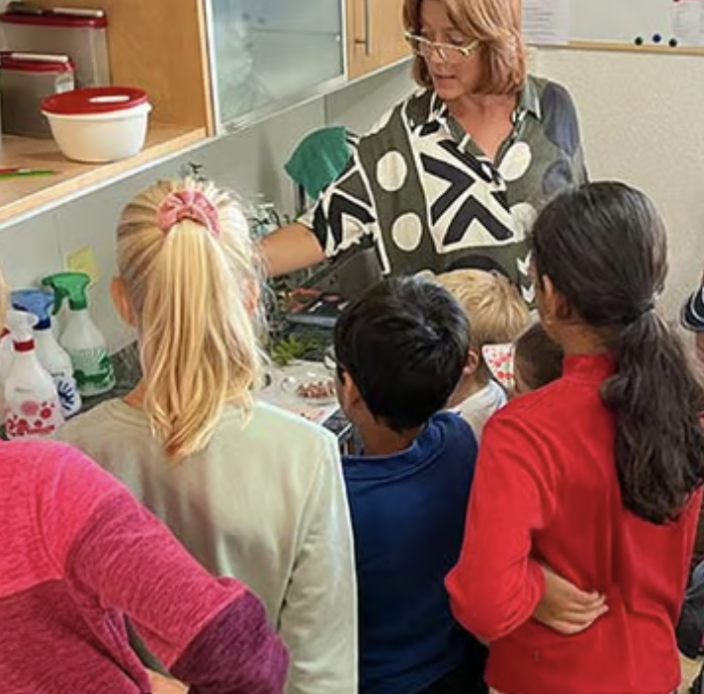 <em>Igel-Führung für Kinder zwischen 5 und 12 Jahren</em><img class="wp-image-33910 alignright" src="https://familienzentrum-bezirk-affoltern.ch/wp-content/uploads/2025/08/Logo-Igelstation-Saeuliamt-300x126.png" alt="Logo igelstation saeuliamt" width="193" height="81" />

Am Morgen gehen die Kinder auf Entdeckungsreise zur Igelstation in Hedingen! Dort werden jedes Jahr kranke und verletzte Igel liebevoll gepflegt. Die Kinder erfahren spannende Dinge über das Leben der Igel, wie sie in der Station versorgt werden – und lernen das stachelige Nachbars-Tier ganz genau kennen.

Anschliessend gibt es ein kleines Znüni im Freien und die Möglichkeit, einen eigenen Igel aus Papier zu kreieren. ✨

<a href="https://familienzentrum-bezirk-affoltern.ch/wp-content/uploads/2025/08/Flyer_Besuch_Igelstation_2025.pdf" target="_blank" rel="noopener">Flyer herunterladen</a>

<img class="alignnone size-medium wp-image-33912" src="https://familienzentrum-bezirk-affoltern.ch/wp-content/uploads/2025/08/Igelstation-Saeuliamt-300x296.png" alt="Igelstation säuliamt" width="300" height="296" />