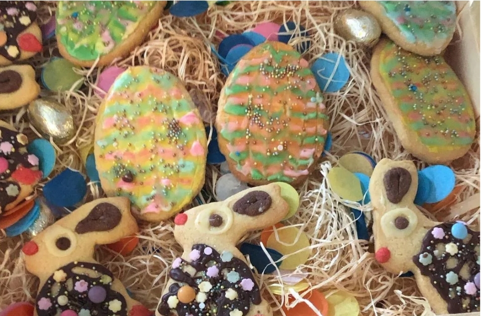 <h3>Mit Ostereiersuche im Garten!</h3>
Besuche den Osterhasen im Familienzentrum am Mittwoch, 01. April 2026.

Er bringt uns eine kurze Geschichte und für jedes angemeldete Kind eine süsse Überraschung mit.
Willst du mit dabei sein? Dann melde dich direkt über unsere Homepage an.

Für CHF 8.00, inkl. Geschichte und süsser Überraschung ist dein Kind mit dabei. Begleitpersonen sind gratis.

Im Kafi Lollipop kannst du feine selbstgemachte Osterguetzli und Kuchen geniessen, dazu einen grossen Cappuccino oder heisse Schoggi trinken.
<h5>Ablauf:</h5>
<span style="color: #c10075;">Geschichte im Saal</span> im 1. Stock: 15.00 - 15.30 Uhr
<span style="color: #c10075;">Anschliessende Ostereiersuche im Garten</span>: 15.30 - 16.00 Uhr
<span style="color: #c10075;">Kafi Lollipop im EG</span>: 14.00 - 17.00 Uhr

<a href="https://familienzentrum-bezirk-affoltern.ch/wp-content/uploads/2025/12/Flyer_Osterhase_2026.pdf">Flyer herunterladen</a>

<img class="aligncenter wp-image-34967 " src="https://familienzentrum-bezirk-affoltern.ch/wp-content/uploads/2025/12/Der_Osterhase_kommt.jpg" alt="Der Osterhase kommt" width="600" height="395" />