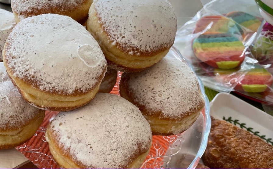 <h3>Konfetti, Tanz und Animation! Sei auch du dabei!</h3>
Am Freitag, 13. Februar lassen wir die Puppen tanzen. Such dir dein liebstes Kostüm raus und komm an unseren Fasnachtsball. Für CHF 10.00 pro Kind (inkl. Konfettischleuder) ist dein Kind dabei. Als Begleitperson zahlst du nur CHF 5.00 und die Kinder unter 3 Jahre kommen gratis rein.

Du hast keine Zeit dein Kind zuschminken? Kein Problem, für CHF 5.00 pro Kind verwandeln wir es in einen Tiger, Helden oder eine Prinzessin.

Im Kafi Lollipop kannst du frische Berliner und Schneckeli, sowie Kuchen und erfrischende Getränke geniessen.
<h4>Ablauf:</h4>
<span style="color: #c10075;">Kostümball</span> im Saal im 1. Stock von 14.30 - 16.00 Uhr
<span style="color: #c10075;">Kinderschminken</span> im EG beim Kafi Lollipop 14.00 - 17.00 Uhr
<span style="color: #c10075;">Kafi Lollipop</span> im EG von 14.00 - 17.00 Uhr

<a href="https://familienzentrum-bezirk-affoltern.ch/wp-content/uploads/2025/12/Flyer_Fasnacht_2026.pdf" target="_blank" rel="noopener">Flyer herunterladen</a>

<img class="wp-image-34959 aligncenter" src="https://familienzentrum-bezirk-affoltern.ch/wp-content/uploads/2025/12/Kinderfasnacht.jpg" alt="Kinderfasnacht" width="538" height="333" />

&nbsp;