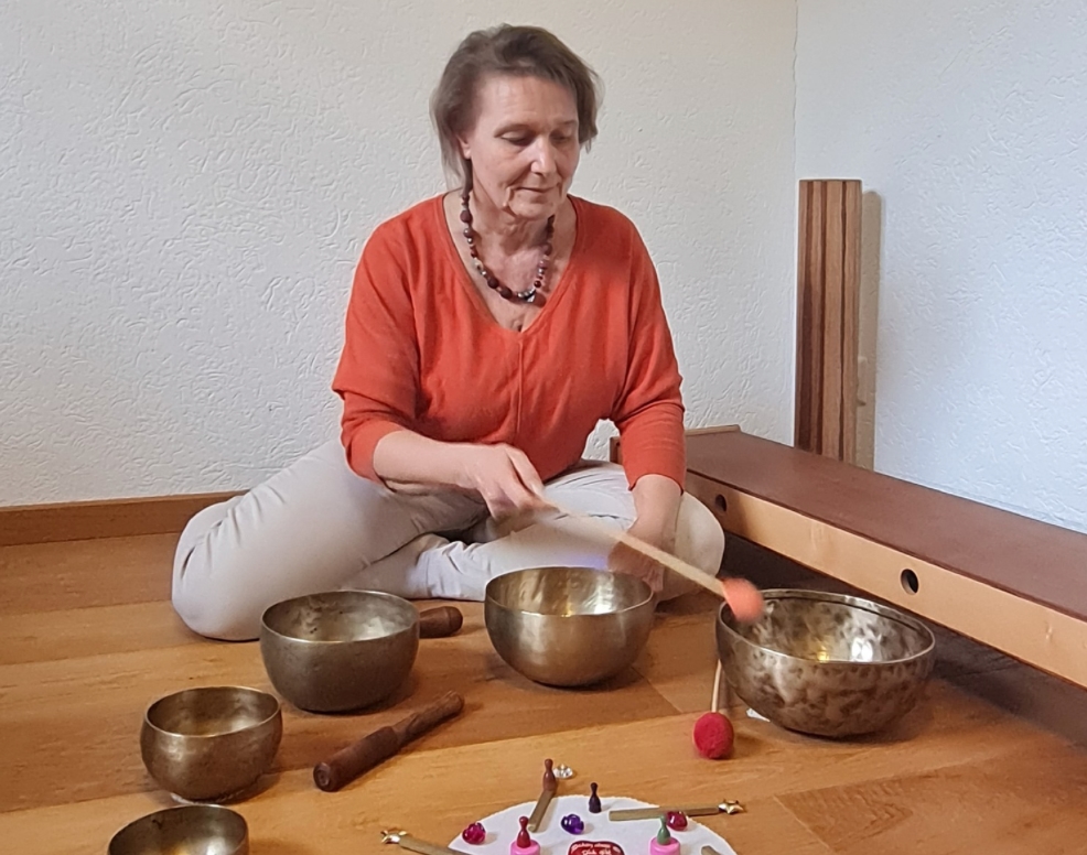 <em>Workshop für Kinder 5-12 Jahre mit einer Bezugsperson</em>

Jeder Mensch trägt eine natürliche, harmonische Mitte in sich. Doch Lebensumstände wie Sorgen, Leistungsdruck, Überreizung oder persönliche Krisen können dieses innere Gleichgewicht überlagern. Klangtherapie kann helfen, den Zugang zur eigenen Mitte wiederzufinden. Sie unterstützt die Konzentration, wirkt beruhigend bei ADHS/ADS-Symptomen, fördert die Selbstbestimmung und begleitet persönliche Entwicklungsprozesse.

Das Ziel ist, die Wirkung von Klängen am eigenen Körper zu spüren und zu erfahren, was sie emotional und mental in Bewegung setzen können. Eine Einladung, wieder bei sich selbst anzukommen.

<img class="aligncenter wp-image-34641" src="https://familienzentrum-bezirk-affoltern.ch/wp-content/uploads/2025/12/Klangtherapie-fuer-Kinder-300x298.png" alt="Klangtherapie für Kinder" width="400" height="397" />

&nbsp;

<a href="https://familienzentrum-bezirk-affoltern.ch/wp-content/uploads/2025/12/Flyer-Klangtherapie_KLA_Workshop_2026.pdf" target="_blank" rel="noopener">Flyer herunterladen</a>