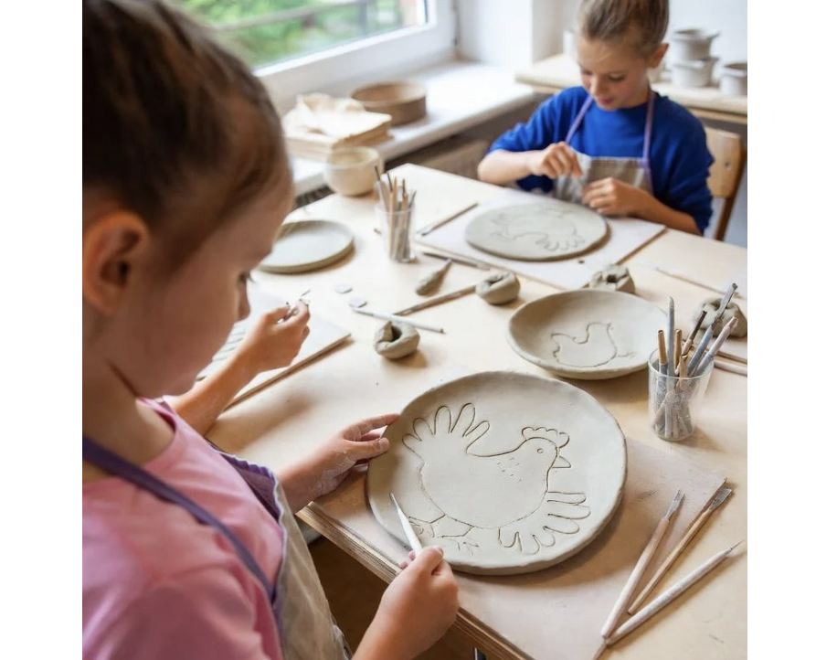 <h3>Kreiere dein eigenes Hühner-Tellerchen</h3>
<em>Keramik-Workshop für Kinder ab 8 Jahren<img class="alignright wp-image-35214 " src="https://familienzentrum-bezirk-affoltern.ch/wp-content/uploads/2026/02/Logo-Ceramics.png" alt="Logo Ceramics" width="212" height="139" /></em>

Mit viel Fantasie, Farbe und Freude entstehen einzigartige Teller aus Ton, die perfekt für den Osterbrunch geeignet sind.
<ul>
 	<li>Wir gestalten einen fröhlichen Teller in Form eines Huhns</li>
 	<li>Wir bemalen den Teller mit Glasuren</li>
 	<li>Wir sind kreativ ohne Leistungsdruck</li>
 	<li>Wir haben Spass, lachen und sind stolz auf unser eigenes Werk</li>
</ul>
&nbsp;

Nach dem Workshop werden die Teller von der Leiterin zweimal gebrannt und transparent glasiert. Die fertigen Werke sind nach ca. 2–3 Wochen abholbereit. Es sind keine Vorkenntnisse nötig.

<img class="aligncenter wp-image-35213 " src="https://familienzentrum-bezirk-affoltern.ch/wp-content/uploads/2026/02/KeramikKurs-fuer-Kinder.png" alt="KeramikKurs für Kinder" width="444" height="350" />

<a href="https://familienzentrum-bezirk-affoltern.ch/wp-content/uploads/2026/02/Flyer_Keramik_Kinder_Kurs.pdf" target="_blank" rel="noopener">Flyer herunterladen</a>