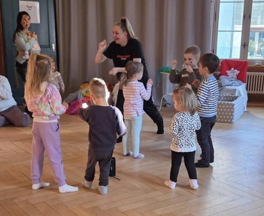 Lieder singen mit Bewegung mit Spiel und Spass, Tanzen und interaktive Geschichten hören.<img class="alignright wp-image-36336 " src="https://familienzentrum-bezirk-affoltern.ch/wp-content/uploads/2026/07/Logo-Bewegungsvorschule.png" alt="Logo Bewegungsvorschule" width="289" height="88" />

Deine Begleitperson darf dabei sein oder die Zeit für sich nutzen, z. B. einen Kaffee im Kafi Lollipop geniessen.

Teilnahme ist jederzeit möglich.

Es gibt Einzelpreise CHF 35.00 pro Kind, mit Geschwisterrabatt CHF 25.00 pro Kind oder Abopreise auf Anfrage.

&nbsp;

<img class="aligncenter wp-image-36337 " src="https://familienzentrum-bezirk-affoltern.ch/wp-content/uploads/2026/07/Spass-und-Bewegung.png" alt="Spass und Bewegung" width="487" height="397" />