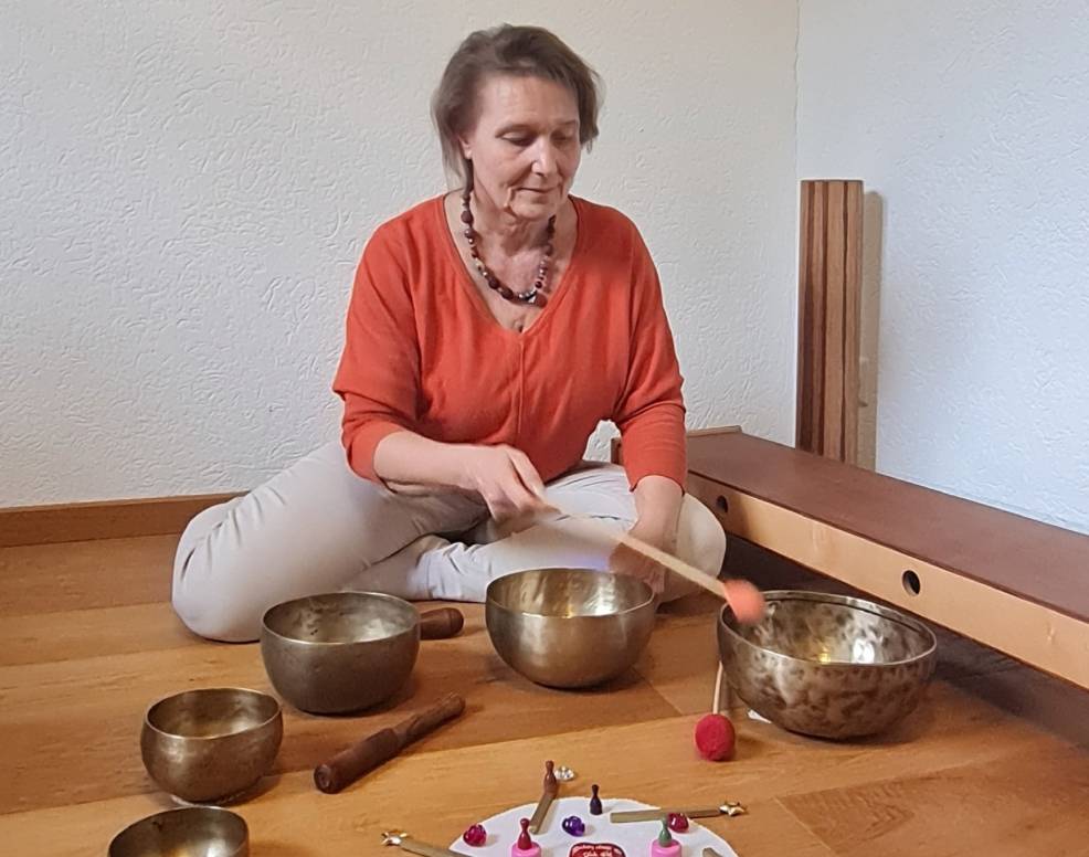 <em>Entspannungsworkshop für Erwachsene</em>

Am letzten Sonntag des Monats darfst du 75 Minuten ganz für dich geniessen und dir selbst ein Stück näher kommen.

Wir beginnen jeweils mit einer geführten Meditation. Dazu wird ein kleines Gestaltungsbild gelegt, unterstützt von Klängen einer Regensäule und einer Sansula. Beim Liegen kannst du dich ganz den Klängen von tibetischen Klangschalen und dem Monochord hingeben, Altes loslassen und neue Kräfte sammeln.

Gestärkt darfst du deinen Weg in den Alltag gehen.

Die Sitzungen finden an Sonntag, 27. September, 25. Oktober und 29. November statt und sind einzeln buchbar.

<a href="https://familienzentrum-bezirk-affoltern.ch/wp-content/uploads/2026/07/Klangentspannungs_Angebot_Sept_2026.pdf" target="_blank" rel="noopener">Flyer herunterladen</a>

<img class="aligncenter wp-image-34648 " src="https://familienzentrum-bezirk-affoltern.ch/wp-content/uploads/2025/12/Klangtherapie-fuer-Kinder-1.jpg" alt="Atempause - Entspannung" width="552" height="434" />