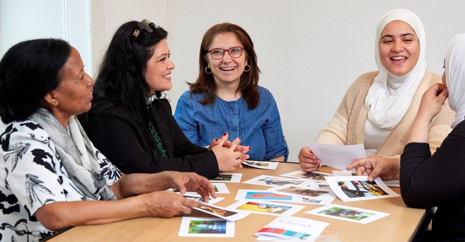 «Möchten Sie sich mit anderen Frauen in Ihrer Sprache austauschen, <a href="http://www.srk-zuerich.ch/femmestische"><img class="wp-image-32382 alignright" src="https://familienzentrum-bezirk-affoltern.ch/wp-content/uploads/2025/04/logo-Femmes-Tische-300x190.png" alt="Logo femmes tische" width="250" height="159" /></a>Erfahrungen teilen, Kontakte knüpfen und Neues erfahren?»

Die Gesprächsrunden richten sich an Frauen mit Migrationserfahrung – unabhängig davon, wie lange sie bereits in der Schweiz leben.

Themen aus den Bereichen Familie, Erziehung, Gesundheit und Integration werden unter Leitung einer Moderatorin besprochen.

Die Teilnahme ist kostenlos und setzt keine Vorkenntnisse voraus.

Kommen Sie!

<a href="https://familienzentrum-bezirk-affoltern.ch/українська_мова_femmestische/" target="_blank" rel="noopener">Flyer herunterladen</a>

<img class="wp-image-33298 aligncenter" src="https://familienzentrum-bezirk-affoltern.ch/wp-content/uploads/2025/06/Femmes-Tische-ob-1024x533.jpg" alt="Femmes-Tische" width="506" height="263" />