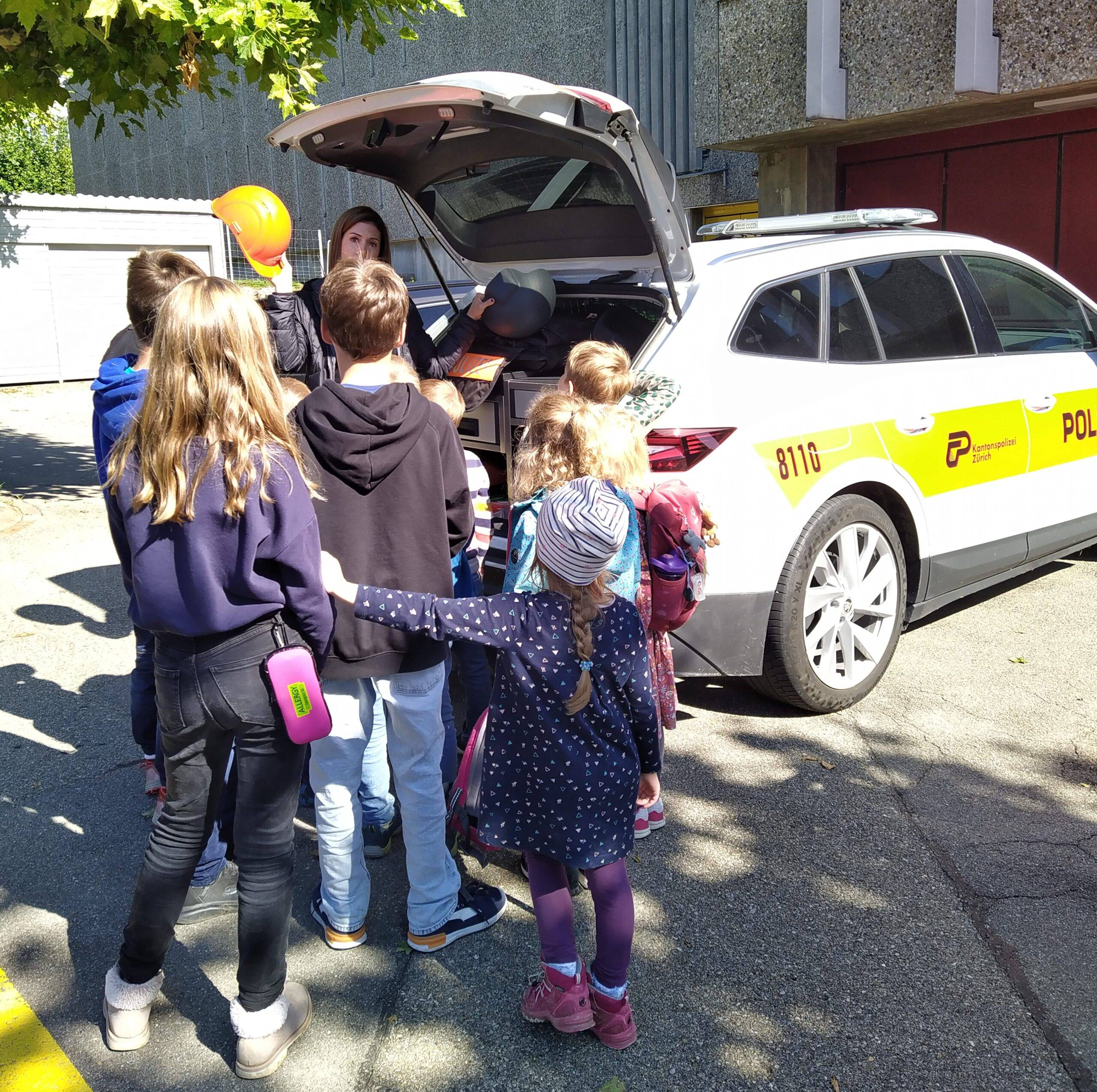 <em>Ein Erlebnisnachmittag für Kinder zwischen 5 und 10 Jahren</em>

An diesem Nachmittag besuchst du die Polizeistation der Kantonspolizei in Affoltern am Albis. Dort erhältst du viele spannende Informationen über die Arbeit der Polizistinnen und Polizisten. Du darfst dich ins Polizeiauto setzen, Polizeiequipment ausprobieren und dir wird gezeigt, wie Spurensicherung funktioniert.

Treffpunkt beim Parkplatz der Polizei.

<a href="https://familienzentrum-bezirk-affoltern.ch/wp-content/uploads/2026/03/Flyer_Besuch_bei_der_Polizei_September2026.pdf">Flyer herunterladen</a>

<a href="https://familienzentrum-bezirk-affoltern.ch/wp-content/uploads/2026/03/Flyer_Besuch_bei_der_Polizei_September2026.pdf"><img class="wp-image-30336 aligncenter" src="https://familienzentrum-bezirk-affoltern.ch/wp-content/uploads/2024/09/Polizeibesuch_2024_02-scaled.jpg" alt="Polizeibesuch 2024 02" width="537" height="458" /></a>

&nbsp;